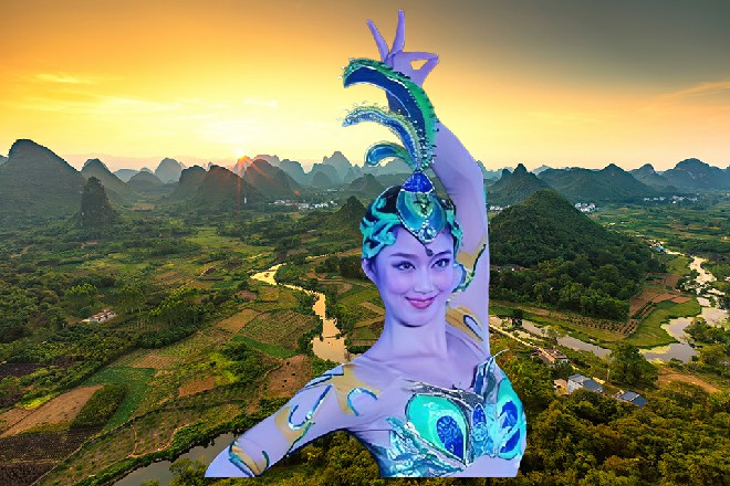 是张主任自己摔的，地太滑了，我今天也差点摔倒了呢