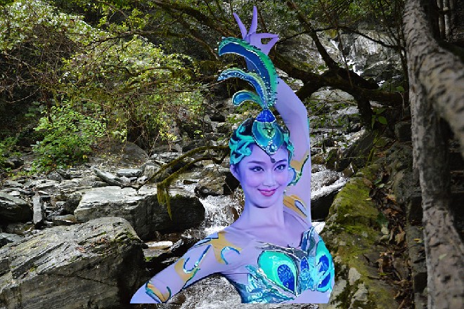 朱雀依然忠诚地跪在那里，对着天空中消失的身影说道
