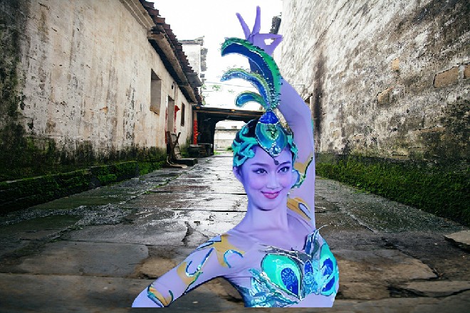 而这时候，又一个男子也跟着从天而降，出现在陈佳音身前