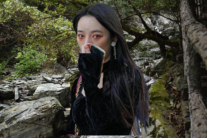 苏曼s很快放下电话，看着大源惠子那充满期待的目光，说道