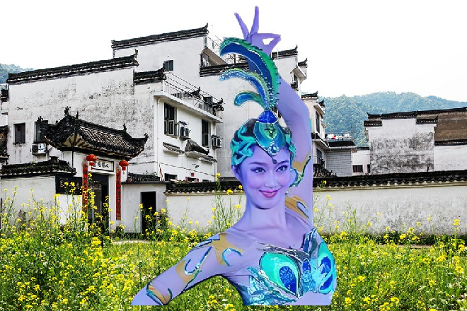 王玥赶忙要阻拦，女警察却不乐意了，直接伸手夺过了酒杯
