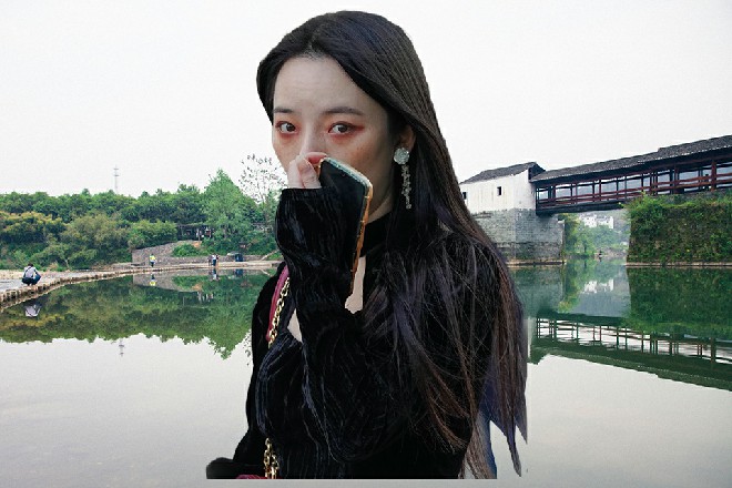 而这时候，美女低下头来，和自己的目光撞到了一起