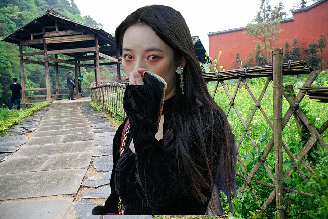 龙老爷子坐在那里，淡淡地说道：我老了，也该让位了