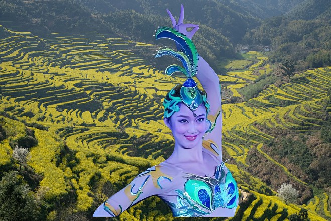 红色妖姬跟龙娇娇刚出旋转餐厅的大门，迎面就遇到了两个身影