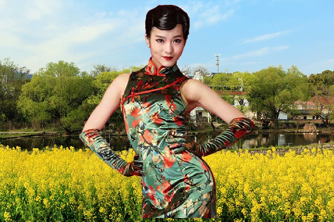 这些小弟更起劲了，拉扯着龟哥的腰，拼命想把他扯出来