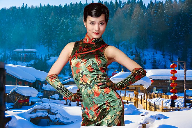 若依坐在原地未动，只是抬起自己的左手，一掌迎了上去