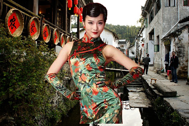 同时，她胳膊勒在了红色妖姬的脖子上，试图把红色妖姬勒窒息过去