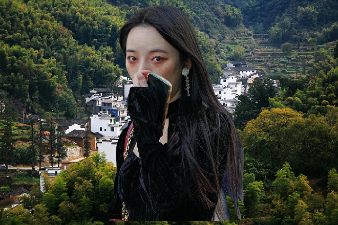 苏曼s立刻放弃解锁扣，而是搂住了林雪，然后吻在了她的唇上