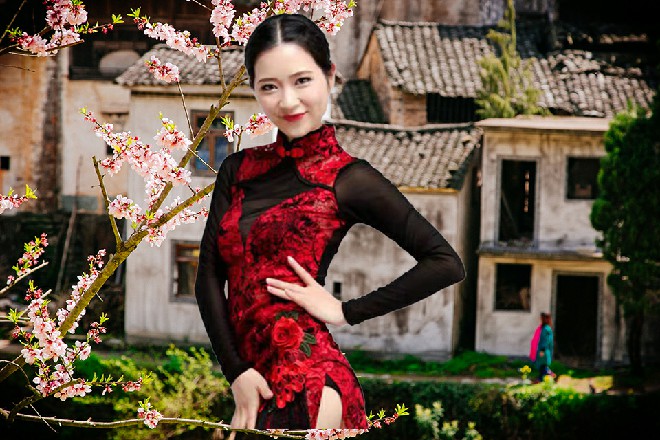陈佳音的经纪人看着若依，他有点不相信这个帝豪的管家