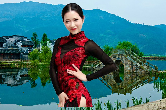 船上有身穿燕尾服的专业管家，恭敬地给红色妖姬和龙娇娇带路