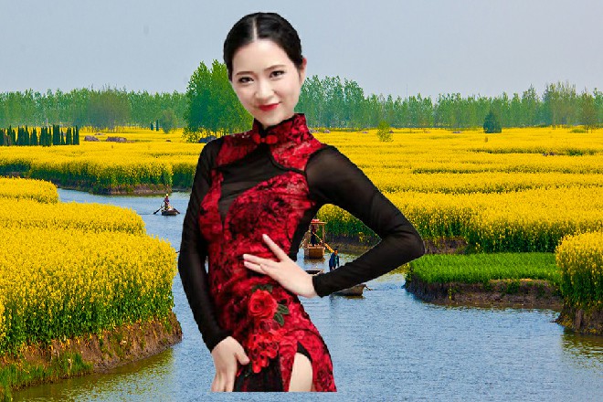 若依一记蝎子摆尾，后腿高高踢了起来，直奔秦海的脸