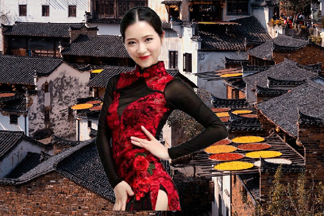 他连忙伸出自己的双手，托住了这落下来的巨大战斧