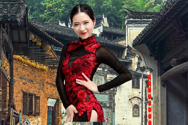 就在这时候，苏曼s突然从天而降，砰的一声落在那奥迪车上