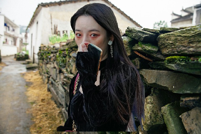 刀疤脸看对方那三十个人大部分都是小混子，因此没放在眼里