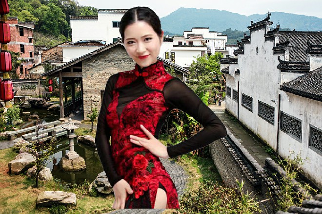 打后面很多刀手从腰间拔出斧子，对着雷威就丢了过去