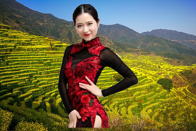 苏曼s也不着急，像是在戏弄猎物一样，出招之间带着很多空隙