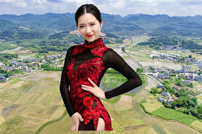 苏曼s跟着宋妮和阿大下了楼，一路行车，来到了城主府前面