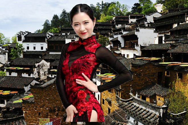 伊轩没有任何的动作，任凭手雷落到他身前，随后爆炸