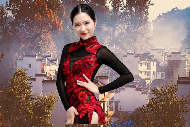 王玥脸上挂着笑意，而且不只是我，恐怕有人更欢迎呢，对吧