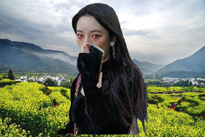 王玥跟着红色妖姬来到麒麟门之后，就一直坐在阁楼这里看热闹