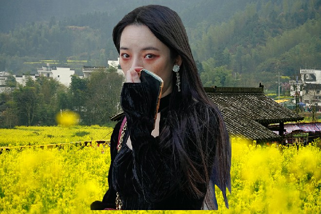 而这时候，美女低下头来，和自己的目光撞到了一起