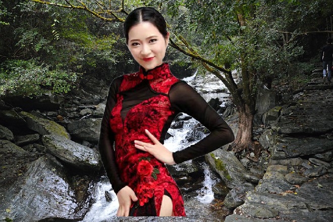 罗芙被一群华山派的弟子簇拥着，继续往七星台走去