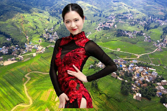 张芯蕾转头一看，看到一只红色的小蜈蚣趴在她的肩膀上