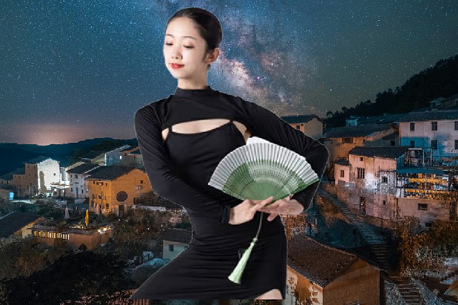 棺材里慢慢站起一个人来，他伸了个懒腰，十分慵懒的模样
