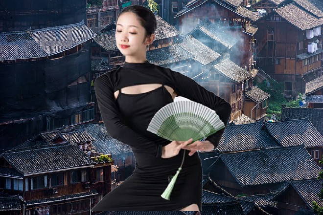 说着，艾米利亚伸出双手，在虚空中轻轻拉扯了一下