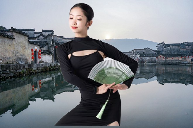 但华山剑打在他的身上，却发出当的一声，直接被弹飞