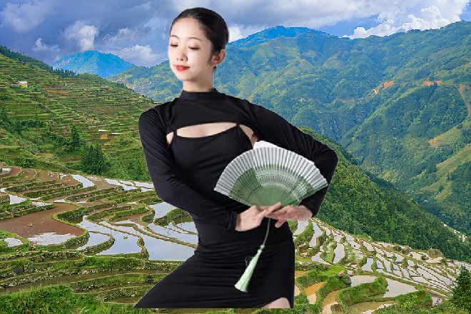 容小薰身体轻轻颤抖了一下，眼睛一眨不眨地望着若依