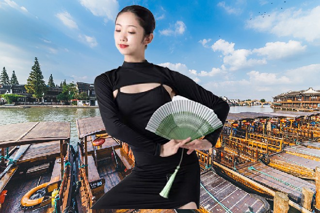 说着，王小刀让子弹上膛，脚底下的导演直接吓尿了裤子