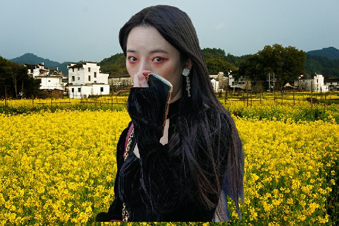 若依原路返回，正好遇到了也在船上闲逛的李骋崴一伙人