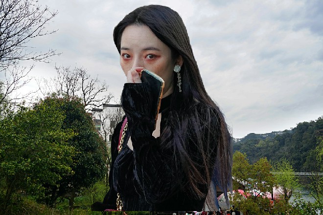 诺曦S笑了笑，不置可否，继续推着潜水艇在水里游动