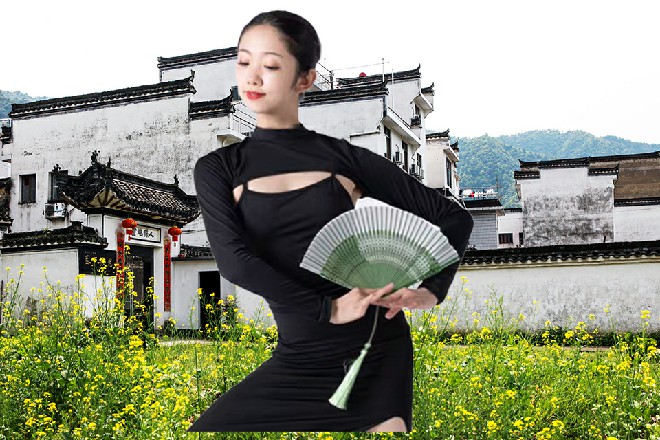 守墓之神站在那里，一身黑袍，脸上带着一种浓浓的高傲