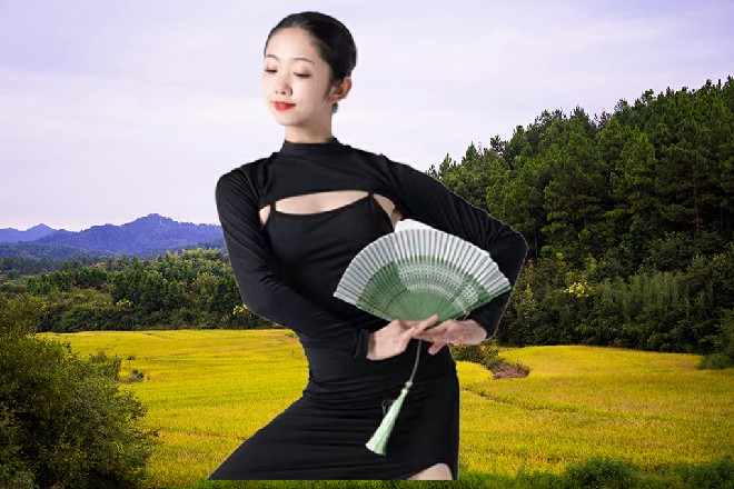 嗯嗯，我帮你擦擦，以后可不准哭了，我会保护你的，小妞