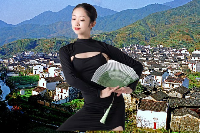 美女眼睛紧紧盯着这个漂亮女人，心说哪里杀出个程咬金