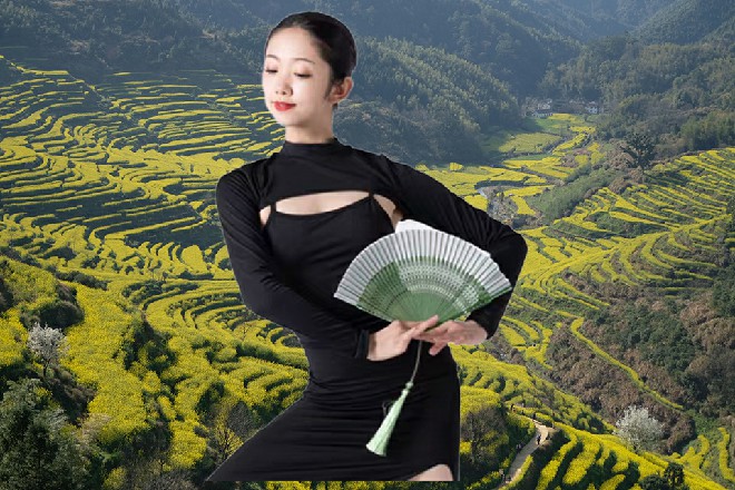 诺曦S抱着看戏的态度，坐在车子上，点燃了一根香烟