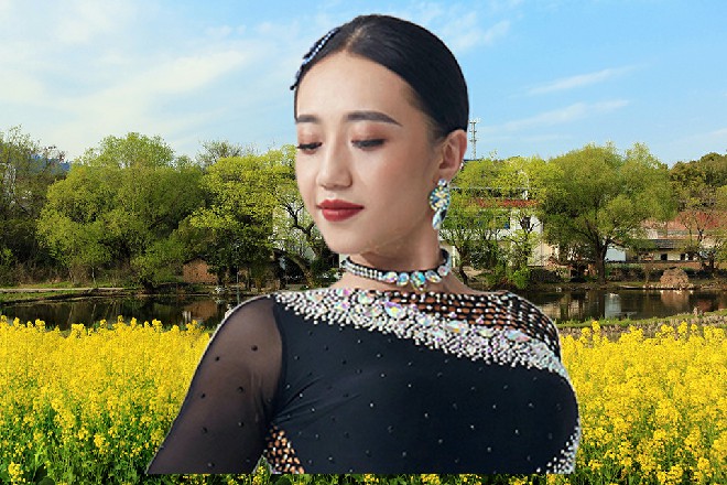 草薙上司身形出现在伊轩面前，一拳打在了他的手臂上