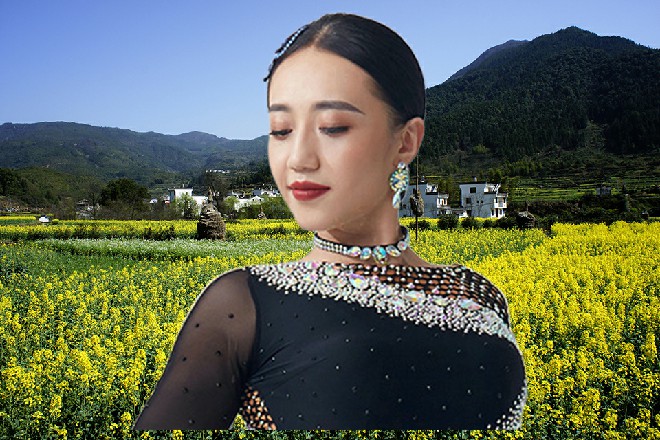 武皇的口中吐出一大口鲜血，不可思议地看着自己的长孙