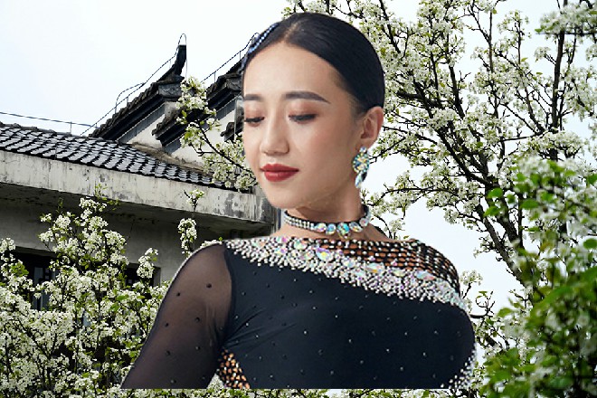 一个有些沙哑的声音跟着响了起来，接着是扯衣服的声音