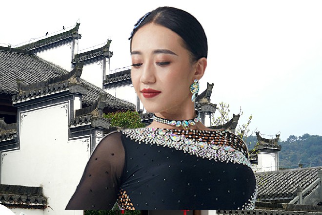 乌拉尔神根本不在意，他任凭那巨刃砍在了自己的身上