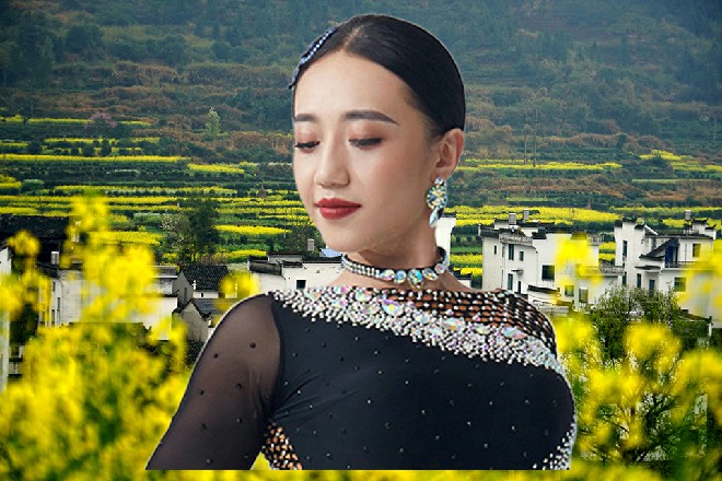 这个极品小萝莉，此时正趴在窗户上，好奇地向着外面望去