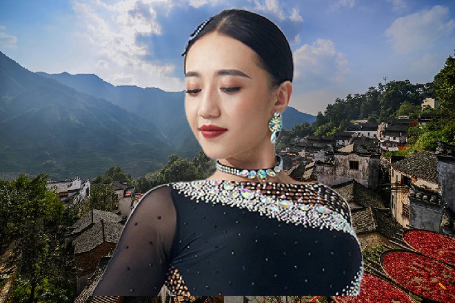 伊轩站了起来，所有人都闭上了嘴巴，等着秦二爷发话