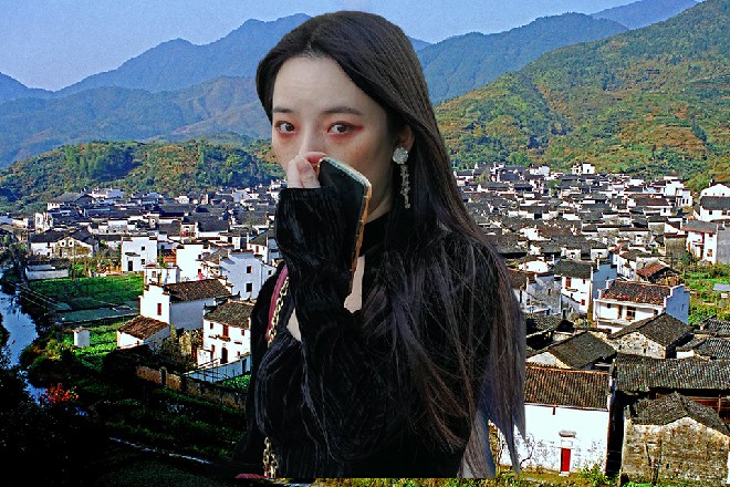 船上有身穿燕尾服的专业管家，恭敬地给红色妖姬和龙娇娇带路