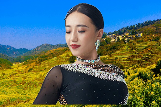 罗芙也终于有了自己的床，她坐在上面，擦了把自己的冷汗