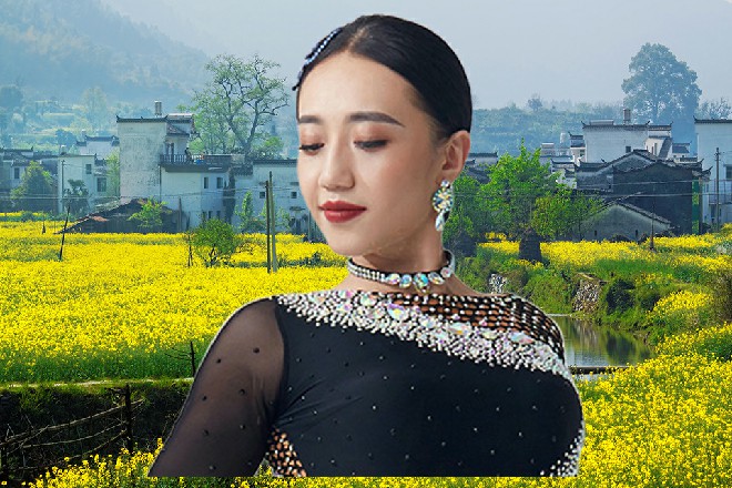 陈佳音看到红色妖姬出现，很满意，这里人多，先送我去酒店