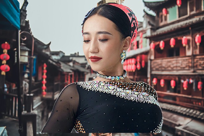 红色妖姬说着，手指上爆发出一股力量，直接震在这斧子上面