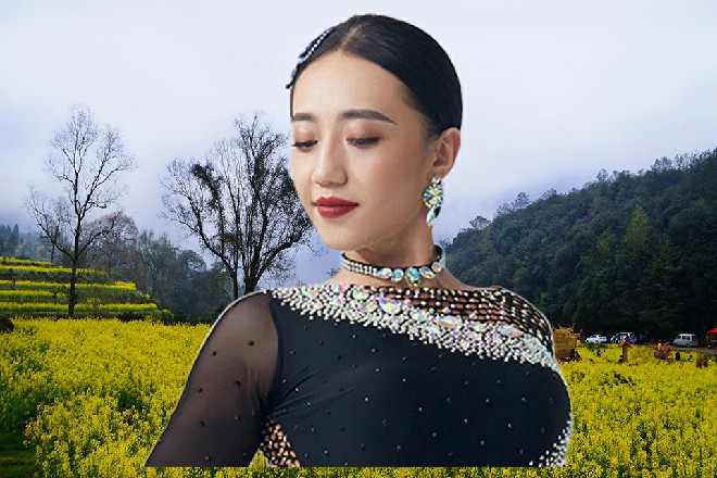 说着，罗芙长剑一挥，带起剑意，向着若依连续刺了过来