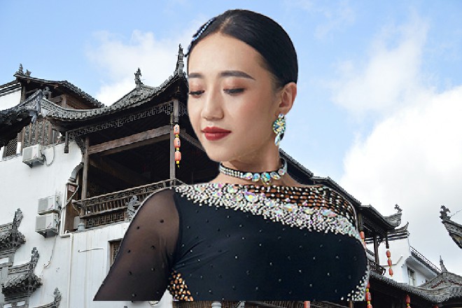 这丫头咋了，今天吃错药了苏曼s像看着外星人一样看着王玥